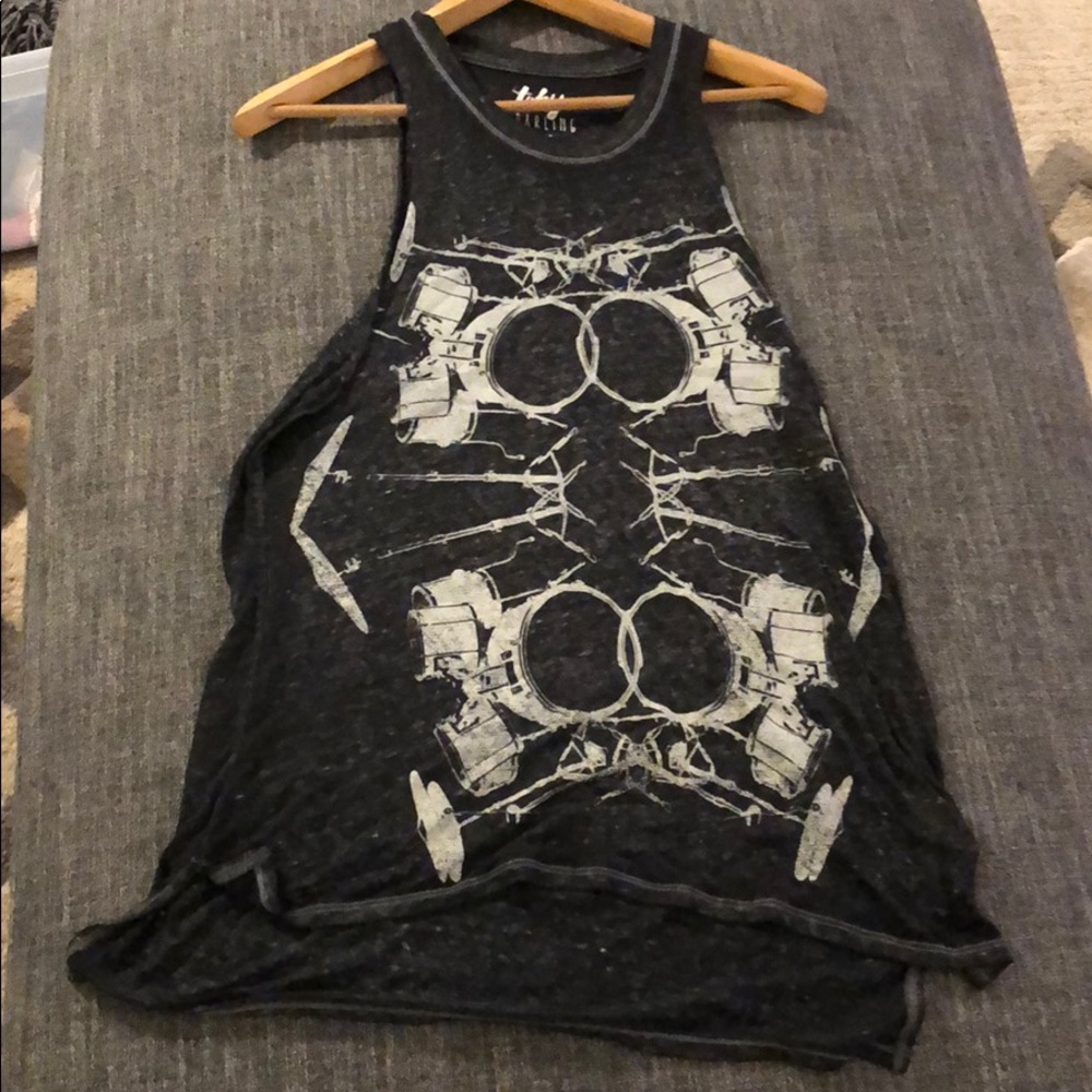 Sleeveless muscle shirt with graphic